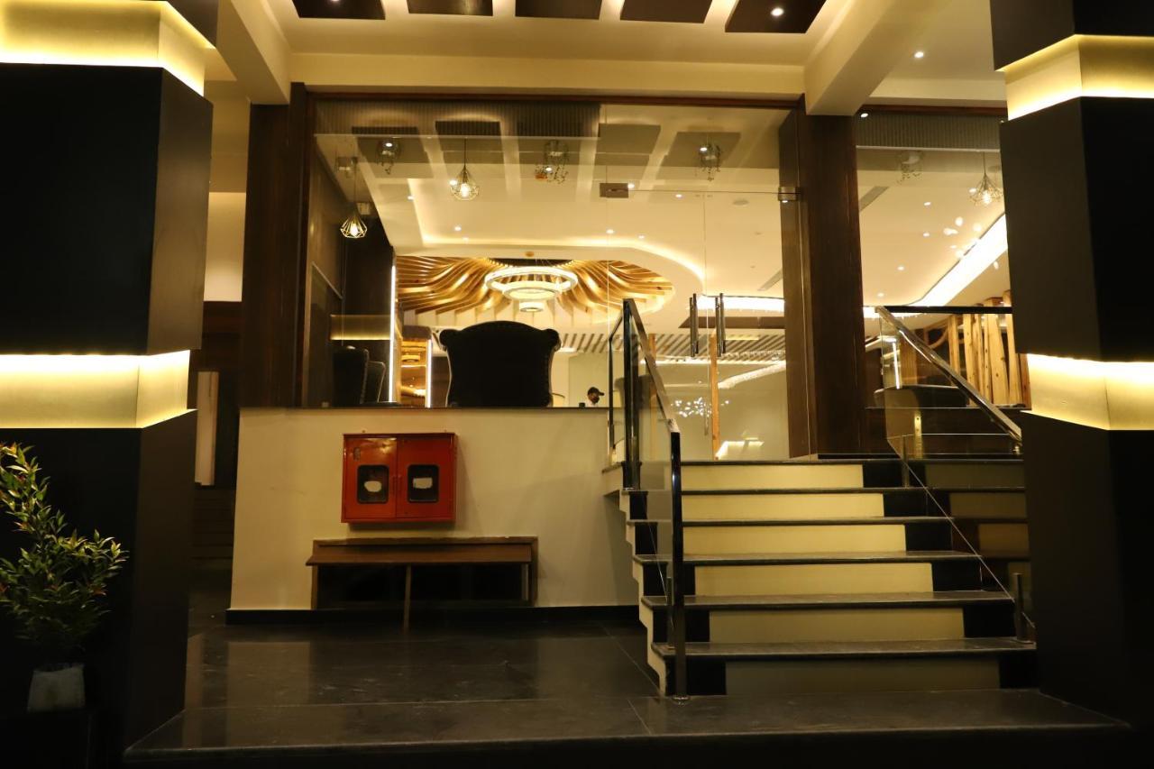 Hotel Emperio Grand ラクナウ エクステリア 写真