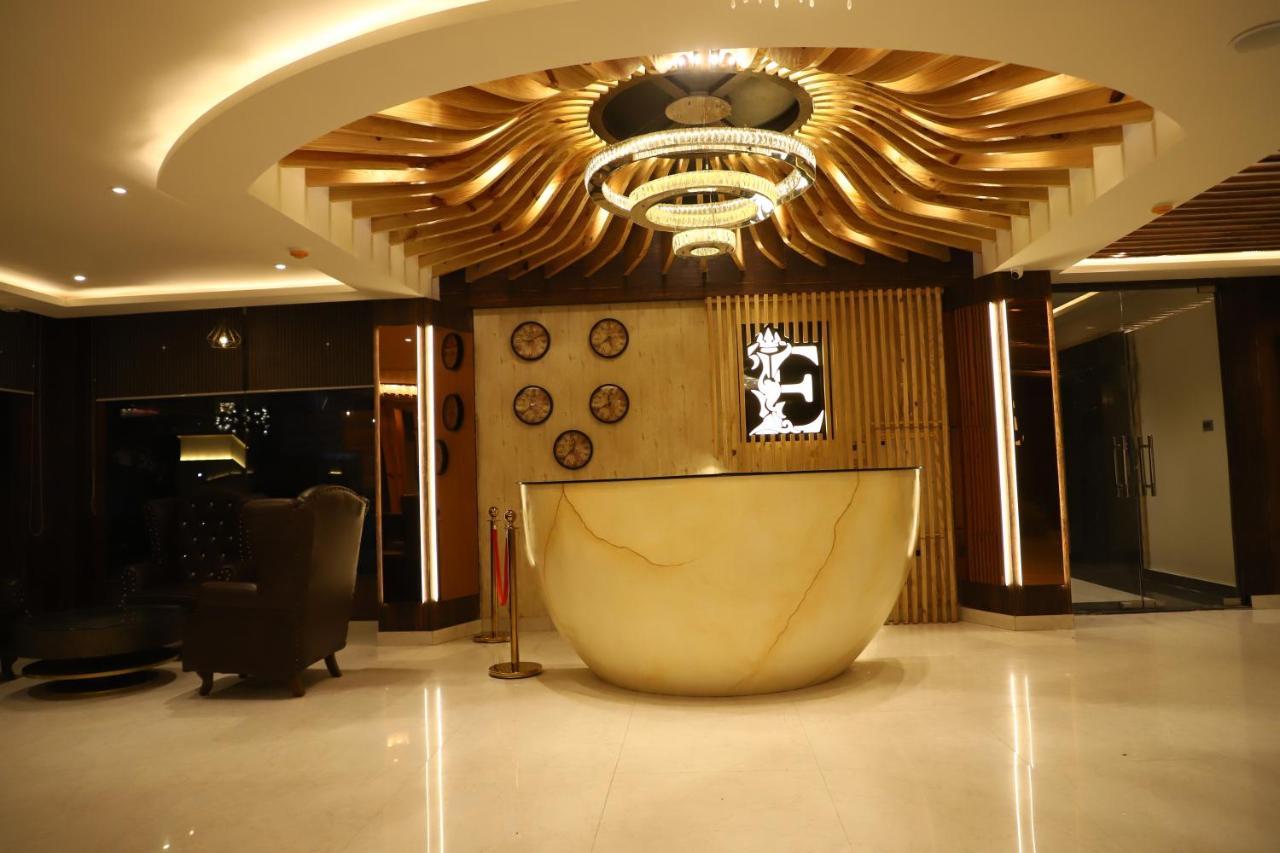 Hotel Emperio Grand ラクナウ エクステリア 写真